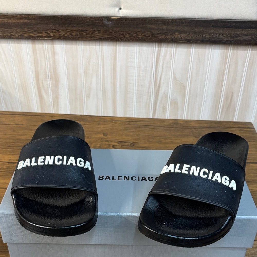Balenciaga Black/White Logo Pool Slides
💕AUTHENTIC💕